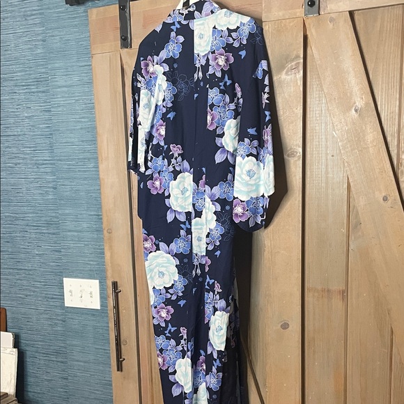 Traditional style Floral Kimono Robe - Picture 3 of 3